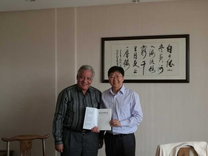 与蒋校长合影.jpg